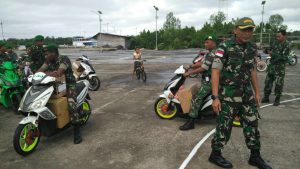 Personel TNI berjuang mendistribusikan Bantuan