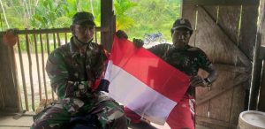 Sambut HUT RI Ke-75, Babinsa Airu Bagikan Bendera Kepada Masyarakat