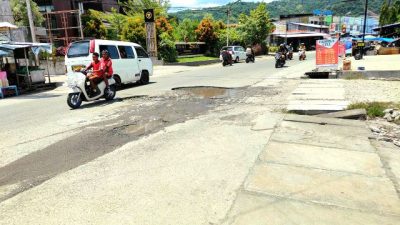 Yerry Desak Dinas PUPR Provinsi Papua Perbaiki Jalan Rusak Di Depan Hotel Suni Distrik Abepura