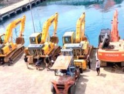 5 Ekscavator Diturunkan KM. Dobonsolo Di Pelabuhan Manokwari, Disinyalir Buat Operasi Tambang Ilegal