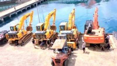 5 Ekscavator Diturunkan KM. Dobonsolo Di Pelabuhan Manokwari, Disinyalir Buat Operasi Tambang Ilegal